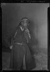 THO-785 Brandweerman Jac van de Spek met gasmasker tijdens bluswerkzaamheden op het Noorse schip de Troubadour.