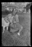 THO-815 Meisje voert wortels aan een geit, waarschijnlijk in Charlois.