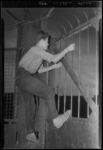 THO-856 Een jongen probeert over een hek te klimmen