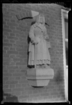 THO-900 Sculptuur 'Kaatje' aan de gevel van de Elisabeth Stichting, een verzorgingshuis van de Nederlands Hervomde ...