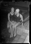 THO-901-1 Portret van de Rotterdamse zwemsters Joke de Korte (links) en Jopie Alphen (rechts) in het zwembad aan de ...