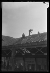 THO-906-1 Bouwvakkers verwijderen de dakbedekking van de overkapping van station Delftse Poort bij het Stationsplein.