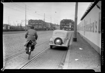 THO-922-1 Een fietser rijdt op de Stadionweg ter hoogte van station Rotterdam-Zuid in de richting van de Oranjeboomstraat.