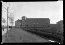 THO-926-1 De Mr. Joh. Drostschool, de Nijverheidsschool voor Meisjes aan de Carnissesingel.