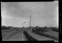 THO-94 Bij rijksweg 13 wordt de eerste paal geslagen voor het viaduct dat de Doenkade over de rijksweg naar Den Haag ...