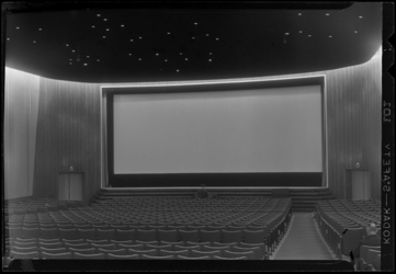 THO-942 Lege zaal met groot filmdoek van de nieuwe bioscoop Metro aan de Wolphaertsbocht.