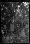 THO-954-1 De Surinaamse heer G. Halfhide, acteert voor een film over een Surinaamse bevolkingsgroep. De film wordt ...
