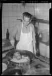 THO-966 Een kok wokt taugé in de keuken van een Chinees restaurant aan de Delistraat 24 op Katendrecht.
