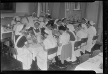 THO-967 Zusters van het Sophia Kinderziekenhuis aan de Gordelweg eten met elkaar in de kantine.