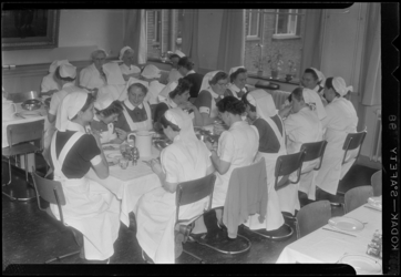 THO-967 Zusters van het Sophia Kinderziekenhuis aan de Gordelweg eten met elkaar in de kantine.