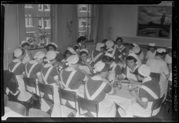 THO-968 Zusters van het Sophia Kinderziekenhuis aan de Gordelweg eten met elkaar in de kantine.