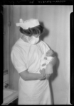 THO-969 Zuster van het Sophia Kinderziekenhuis aan de Gordelweg draagt een baby in haar armen.