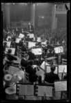 THO-971-1 Eduard Flipse en Theo Uden dirigeren het Rotterdamsch Philharmonisch en de Ramblers bij het Concert voor ...