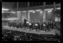 THO-972-1 Eduard Flipse en Theo Uden dirigeren het Rotterdamsch Philharmonisch en de Ramblers bij het Concert voor ...