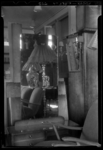 THO-973-1 Bij een veiling staan lampen, spiegels en meubels in het restaurant van Ahoy aan de Wytemaweg.
