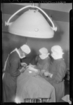 THO-974 Chirurgen opereren een kind in een operatiekamer van het Sophia Kinderziekenhuis aan de Gordelweg.