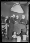 THO-975 Chirurgen opereren een kind in een operatiekamer van het Sophia Kinderziekenhuis aan de Gordelweg.