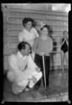 THO-987-1 Een meisje met stok poseert met de zweminstructeurs Schuurhuizen (links) en Buis in het zwembad 'De ...