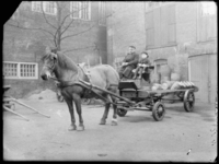 2007-2565-18 Een paard en sleperswagen met vaten azijn op de wagenplaats van de firma Tromp en Rueb, Azijnmakerij 'De ...