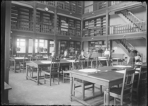 2007-2543-07 Studenten in de bibliotheek of leeszaal van de Nederlandsche Handels-Hoogeschool aan de Pieter de Hoochweg.