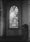 2007-2546-18 Een glas-in-lood gedenkraam in de Grote of St. Laurenskerk dat geschonken werd door de Vereeniging tot ...