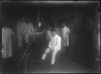 2007-2561-09 Een groep patiënten met geamputeerde ledematen in een ziekenzaal op de locatie aan de Lloydkade waar ...