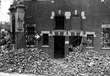 1980-5007 Gezicht op de door het Duitse bombardement van 14 mei 1940 getroffen Wijnstraat met nr. 119,, hoek van ...