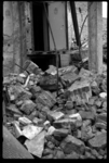1980-5009 De door het bombardement van 14 mei 1940 getroffen Zuidblaak met de Bank voor Handel en Scheepvaart op nummer ...