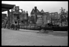 1980-5020 De door het bombardement van 14 mei 1940 getroffen omgeving van de Wijnhaven, met links de Grote Wijnbrug. Op ...
