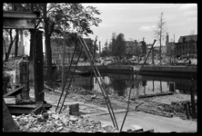 1980-5022 De door het bombardement van 14 mei 1940 getroffen Blaak. Het gebouw middenachter is modehuis Gerzon. Rechts ...
