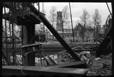 1980-5023 De door het bombardement van 14 mei 1940 getroffen Zuidblaak met op nr. 18 de Bank voor Handel en Scheepvaart ...