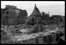 1980-5025 De door het bombardement van 14 mei 1940 getroffen Zuidblaak bij nr. 18, de Bank voor Handel en Scheepvaart ...