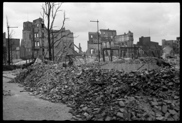 1980-5028 De door het bombardement van 14 mei 1940 getroffen omgeving van de Botersloot en de Kaasmarkt. Rechts het ...