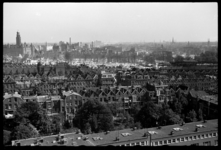 1980-5042 Een overzicht van de door het bombardement van 14 mei 1940 getroffen omgeving van de Provenierswijk gezien ...
