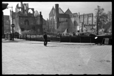 1980-5046 De door het bombardement van 14 mei 1940 getroffen omgeving van de Wijnhaven met links de Grote Wijnbrug. ...