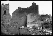 1980-5051 De door het bombardement van 14 mei 1940 getroffen omgeving van de Wijnstraat. Op de voorgrond staat en ...