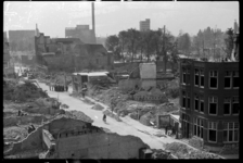 1980-5052 Bovenaanzicht op de door het bombardement van 14 mei 1940 getroffen omgeving van de Wijnstraat. Aan ...