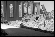 1980-5057 Restanten van de Lutherse kerk aan de Posthoornsteeg na het bombardement van 14 mei 1940. Alleen de gevels ...