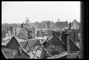 1980-5059 Een overzicht vanaf het Beursgebouw op de door het bombardement van 14 mei 1940 getroffen omgeving van de ...