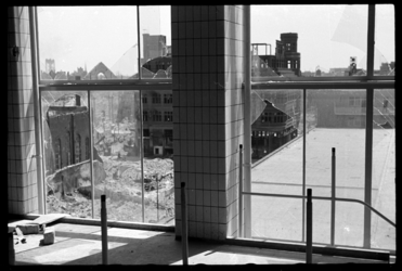 1980-5060 Uitzicht vanuit het Beursgebouw op de door het bombardement van 14 mei 1940 getroffen omgeving van de ...