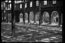1980-5064-1 Interieur van het verwoeste en verbrande voormalige Beursgebouw aan de Blaak.