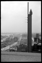 1980-5069 Uitzicht vanaf het Erasmushuis op de door het bombardement van 14 mei 1940 getroffen omgeving van de ...