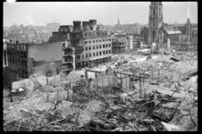 1980-5074 Zicht vanaf het Erasmushuis op de door het bombardement van 14 mei 1940 getroffen omgeving van de Hoogstraat ...