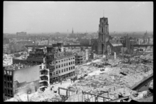 1980-5075 Zicht vanaf het Erasmushuis op de door het bombardement van 14 mei 1940 getroffen omgeving van de Hoogstraat ...