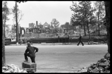 1980-5082 De door het bombardement van 14 mei 1940 getroffen omgeving van de Blaak. Op de voorgrond overziet een ...