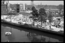 1980-5091 De door het bombardement van 14 mei 1940 verwoeste omgeving van de Wijnhaven en de Scheepmakershaven. Op de ...