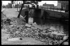 1980-5102 De door het bombardement van 14 mei 1940 getrofffen Delftsevaart bij de Raambrug. Gezien uit noordelijke richting.