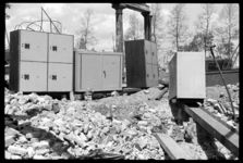 1980-5119 Een verzameling brandkasten tussen de restanten van het gebouw van de Bank voor Handel en Scheepvaart aan de ...