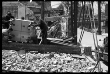 1980-5120 De door het bombardement van 14 mei 1940 getroffen omgeving van de Zuidblaak. Vier mannen zijn bezig met het ...