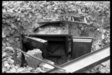 1980-5122 Na het bombardement van 14 mei 1940 ligt een kluis met open deuren tussen het puin aan de Zuidblaak Het zijn ...